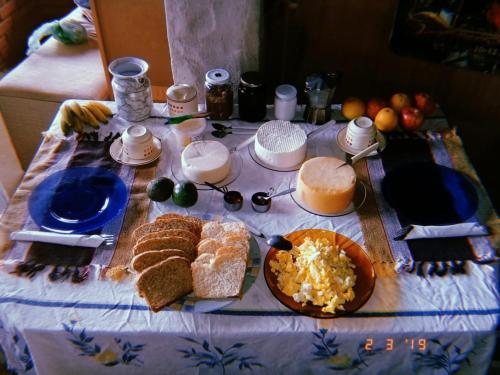 uma mesa com pão e um prato de comida em Orgânica-Mente B&B em Visconde de Mauá