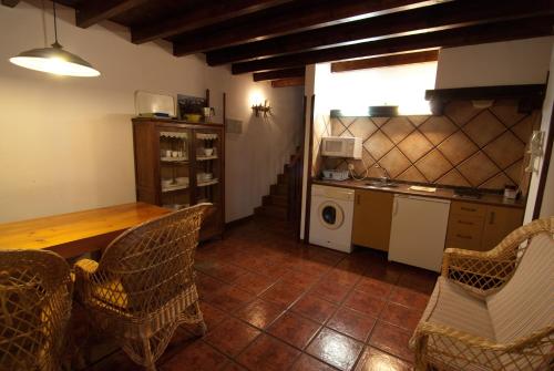 eine Küche mit einem Tisch, Stühlen und einem Herd in der Unterkunft Apartamento Fuente De Somave in Cahecho