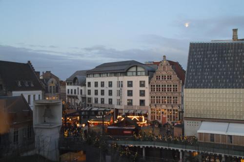 un grupo de edificios en una ciudad por la noche en Evelyns Corner Duplex en Ghent