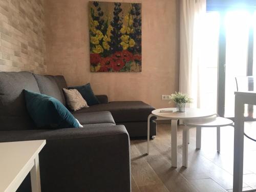 sala de estar con sofá y mesa en Niebla Centro Apartamentos, en Niebla