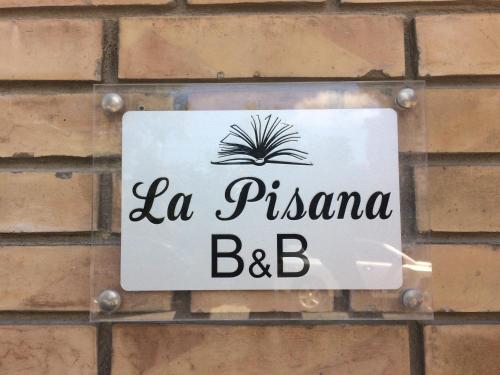 a sign on a brick wall with the words la pizzaeria bb at Affittacamere LA PISANA in Porto SantʼElpidio