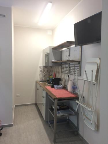 a small kitchen with a desk in a room at Affittacamere LA PISANA in Porto SantʼElpidio