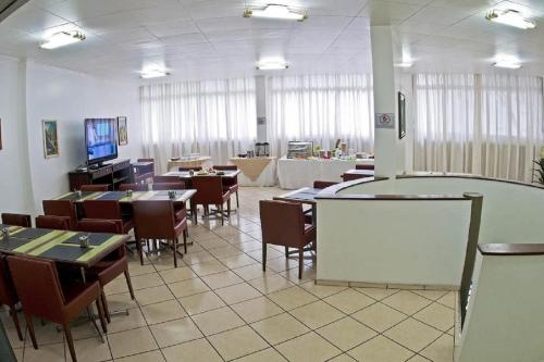 - une salle à manger avec des tables et des chaises dans l'établissement Hotel Ipanema Inn Higienópolis, à São Paulo