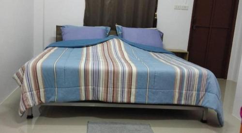 Tempat tidur dalam kamar di Thanaponsiri House