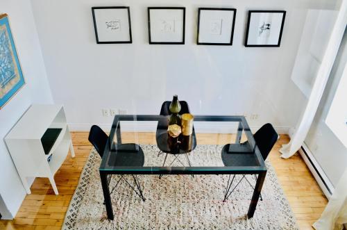 a glass table with a vase on it in a room at L'Hotel Particulier Griffintown in Montréal