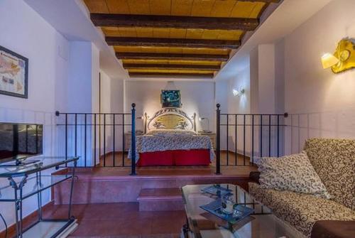 een slaapkamer met een bed, een bank en een tafel bij Hostal Nuevo Milán I in San Clemente