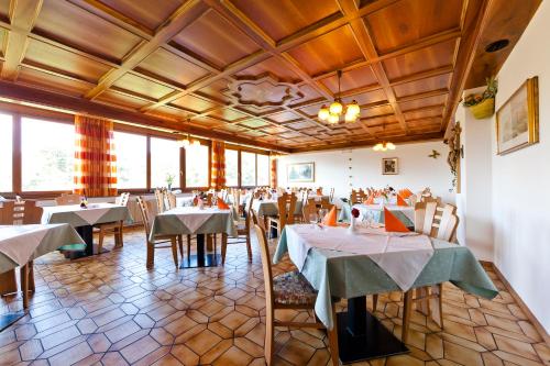 comedor con mesas y sillas en Hotel Brückenwirt - Al Ponte, en Montagna