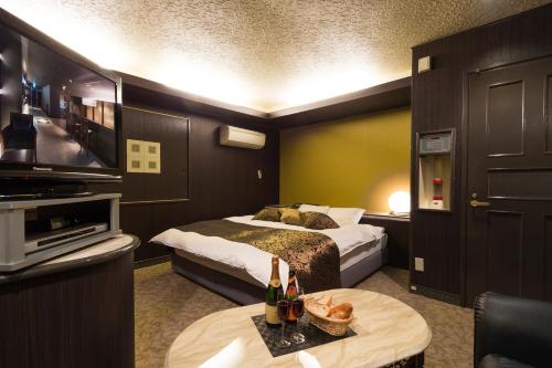 pokój hotelowy z 2 łóżkami i telewizorem z płaskim ekranem w obiekcie HOTEL le ROSEY w mieście Kitakyushu