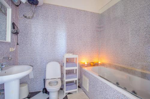 a bathroom with a toilet and a tub and a sink at appartement haussmannien centre ville Casablanca in Casablanca