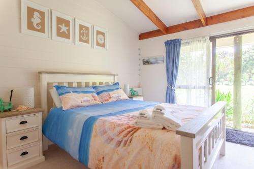 Postel nebo postele na pokoji v ubytování Peacock Lodge in Ngunguru