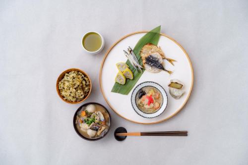 ホテルの敷地内または近くでの食事または食べ物