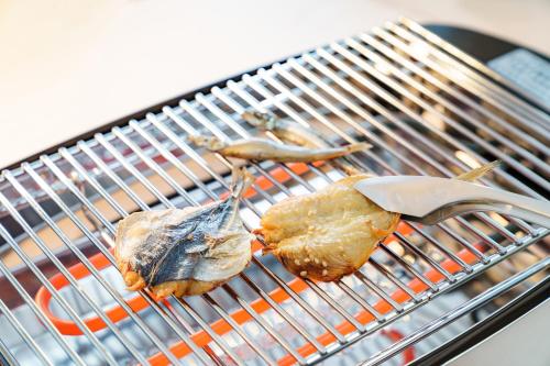 熊本市にあるレフ熊本 by ベッセルホテルズの肉2点のヘラ付きグリル
