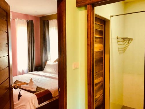 En eller flere senge i et værelse på Boutique Village Hotel