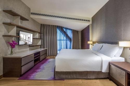 Llit o llits en una habitació de Ascott Raffles City Chengdu