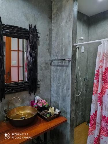 y baño con lavabo y ducha. en Angels Chambres d'hotes, en Rong Sak