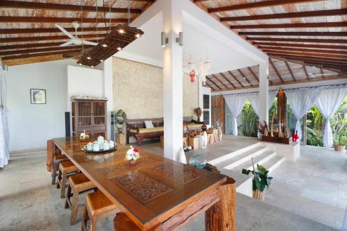 a large living room with a wooden table and chairs at The Bejalin Eco Retreat in Plaga