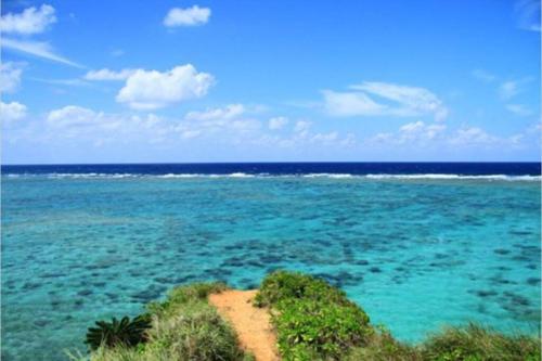 a view of the ocean from the shore at Casa de nicki 恩納村 in Onna