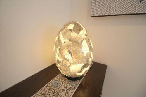 a stone vase sitting on a table in a room at Casa de nicki 恩納村 in Onna
