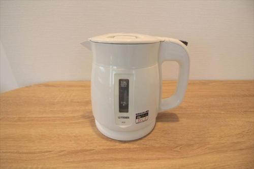 a white blender sitting on top of a wooden table at Casa de nicki 恩納村 in Onna