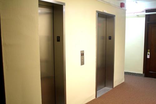 un pasillo con dos ascensores en un edificio en Leo House, en Nueva York