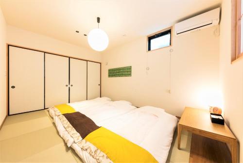 Säng eller sängar i ett rum på MUSUBI HOTEL MACHIYA Naraya-machi 2