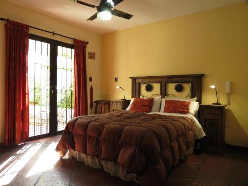 a bedroom with a bed and a ceiling fan at Quinta Montaña - Casa entera grupo o familia 8-10 personas - céntrica, piscina - Todas las comodidades! in Mendoza