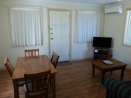 Μια τηλεόραση ή/και κέντρο ψυχαγωγίας στο Sonbern Lodge Motel