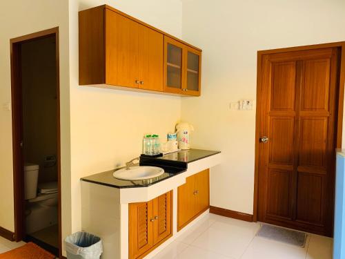 Nhà bếp/bếp nhỏ tại ศรีสุภาวดีรีสอร์ท-Srisupawadee resort