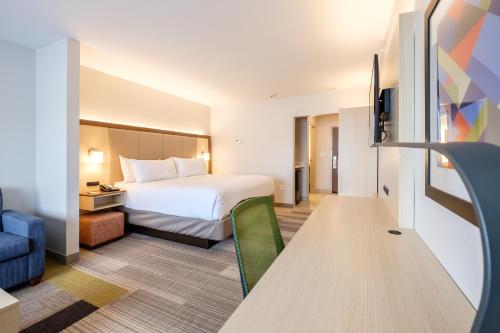 A bed or beds in a room at Holiday Inn Express & Suites Eagan - Minneapolis Area, an IHG Hotel