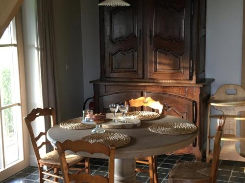 a dining room table with two glasses of wine at 't Ligt ter Velde, oase van rust, sauna, directie Brugge in Lichtervelde