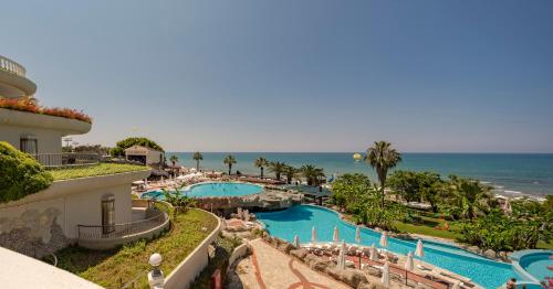 Uitzicht op het zwembad bij Crystal Sunrise Queen Luxury Resort & Spa - Ultimate All Inclusive of in de buurt