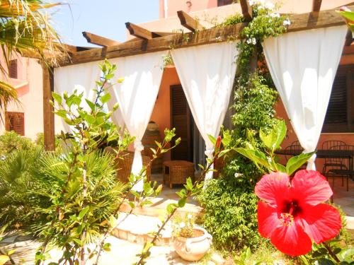 A garden outside VILLA TREROSE by Trerose Properties - Villa centrale con wi-fi e posto auto privato gratuiti