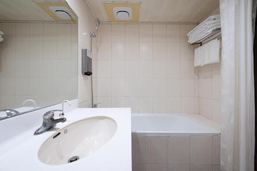 Koupelna v ubytování Peach Hotel
