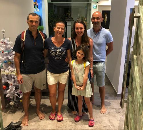 Οικογένεια που μένει στο de MODA Boutique Hotel Galle