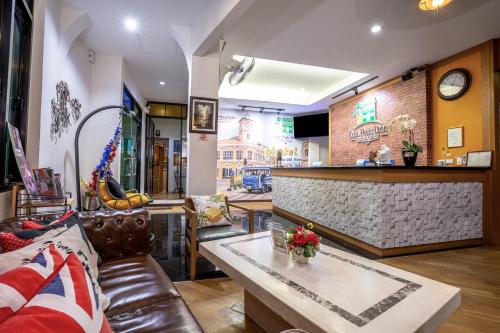 Ruang duduk di Tee Pak Dee Resident Phuket