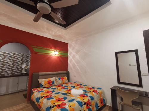 Ένα ή περισσότερα κρεβάτια σε δωμάτιο στο Cenang Room Rahsia Motel