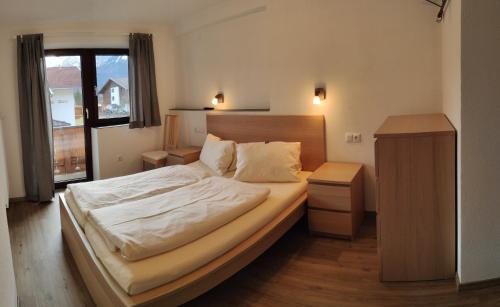 Кровать или кровати в номере Gästehaus Maria