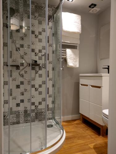 a bathroom with a shower with a glass enclosure at Apartamenty Martushka in Karpacz