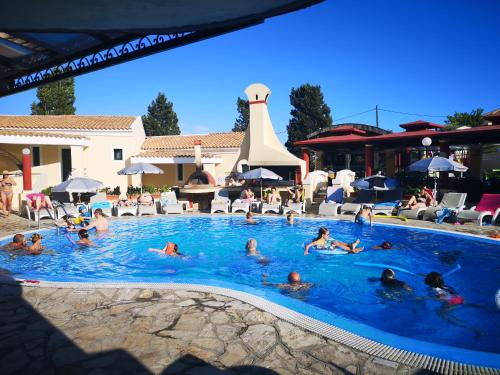 - un groupe de personnes se baignant dans une piscine dans l'établissement Mediterranean Blue, à Kavos