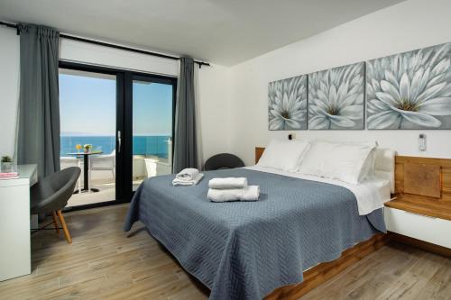 Postelja oz. postelje v sobi nastanitve Villa Leona a luxury villa near Makarska, heated pool