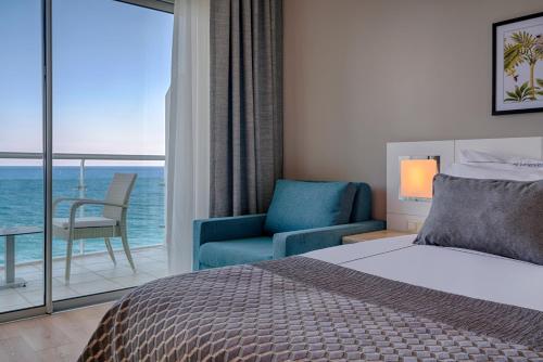 Tempat tidur dalam kamar di Corendon Playa Kemer Hotel