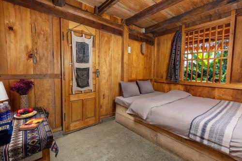 a bedroom with a bed and a window at Mekhoo & Zizi Sapa Homestay in Sa Pa