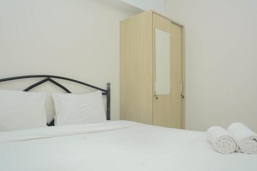 Katil atau katil-katil dalam bilik di Comfy 2BR Apartment Springlake Summarecon Bekasi By Travelio