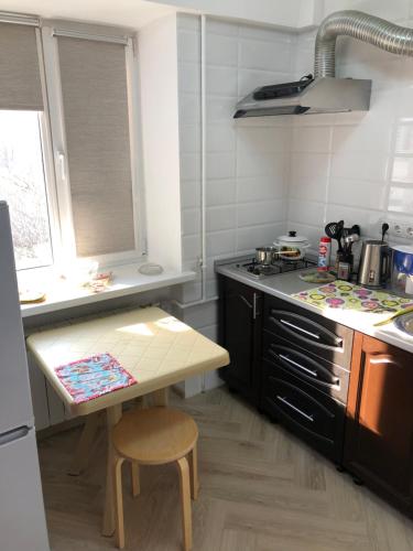 ジェレスノヴォツクにあるKarla Marksa Apartmentのキッチン(テーブル、カウンタートップ付)