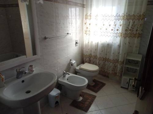 a bathroom with a toilet and a sink at acqua di mare in Taranto