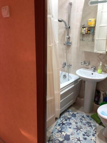 ジェレスノヴォツクにあるKarla Marksa Apartmentのバスルーム(バスタブ、洗面台、トイレ付)