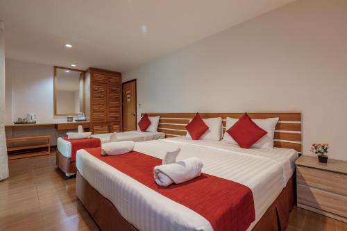Tee Pak Dee Resident Phuket tesisinde bir odada yatak veya yataklar