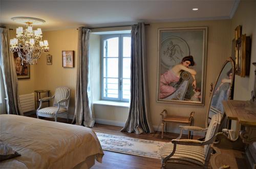 een slaapkamer met een vrouwelijke reflectie in een spiegel bij Chateau du Bec du Gave in Port-de-Lanne