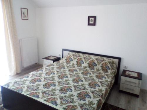 スヴェトロゴルスクにあるRoshenのベッドルーム1室(花柄のキルトが敷かれたベッド1台付)