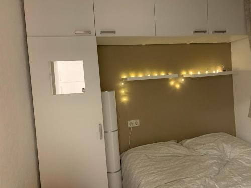 1 dormitorio con 1 cama y luces en la pared en Urlaub im Schwarzwald, en Enzklösterle